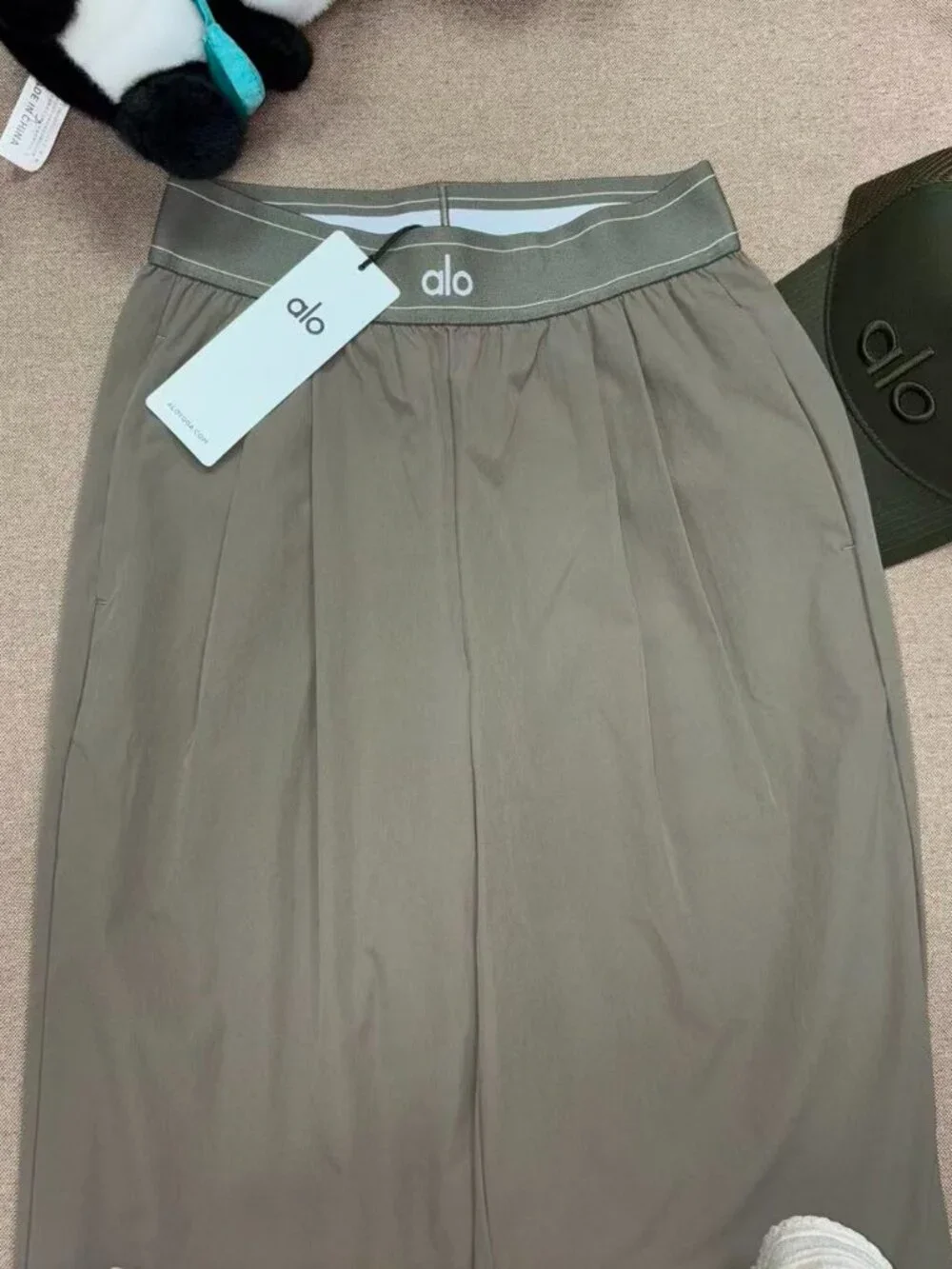 🏝Alo Yoga Suit Up Trouser olive color regular fit 30-inch inseam length 🤍